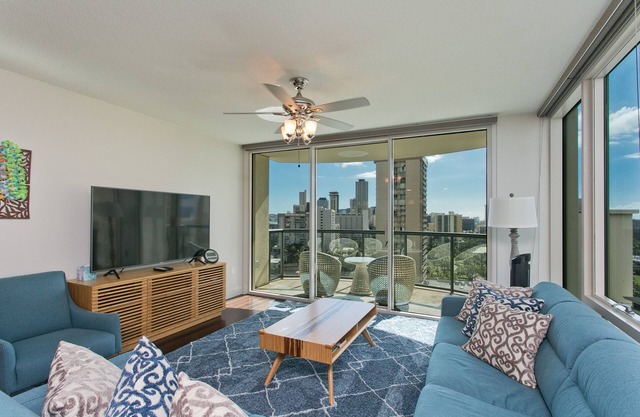 Great resort living in a luxury 2 bed corner unit in Waikiki
