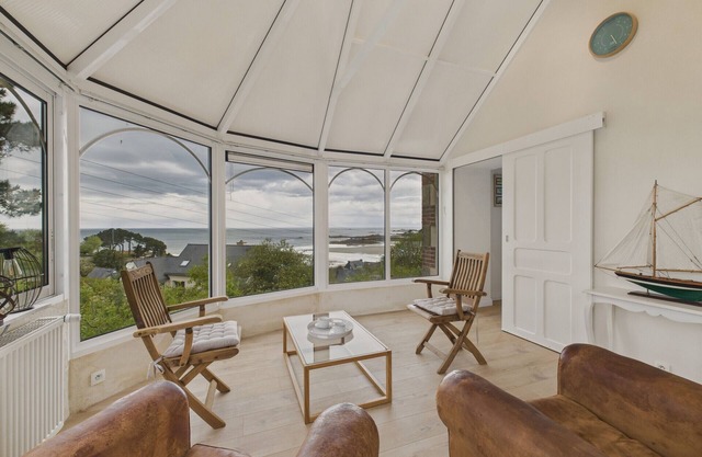 Great View - House for 6 - 650m to Beach