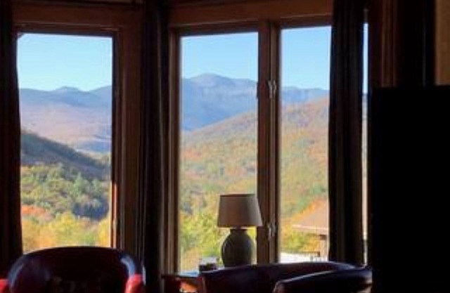 GREAT Views/Spacious 3 Bedroom/Location Location/Summer: Outdoor Pool AC/+ loft