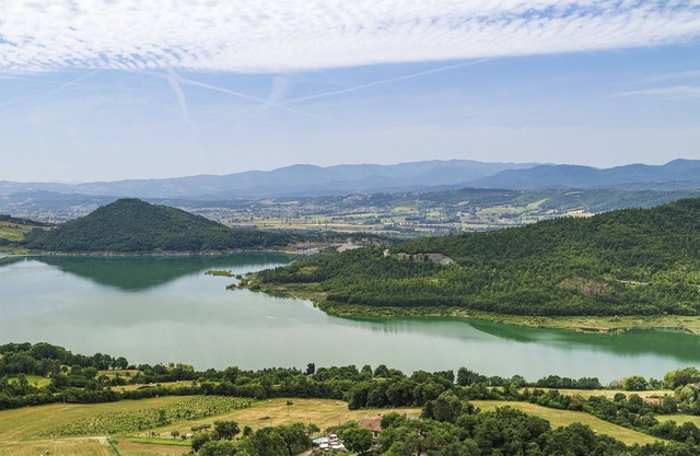 Green Deluxe Romantic Apartment, Organic Farmhouse with Lake View & Tuscan Charm