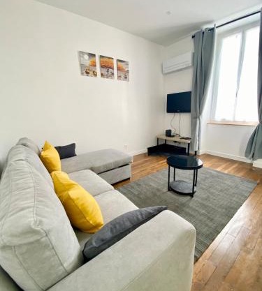 Green house Dijon, garden, parking