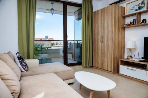 Green Life One-Bedroom Apartment with Sea View by Flаt Manаger