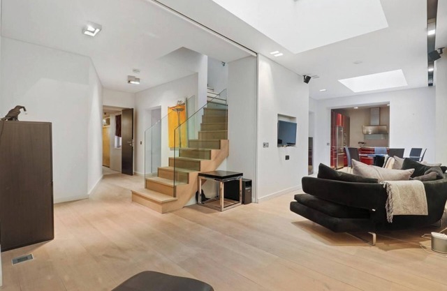 Green Street Luxury Apartment in London