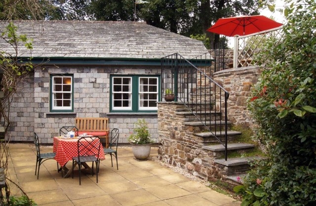 GROOMS COTTAGE, pet friendly, with open fire in St Minver
