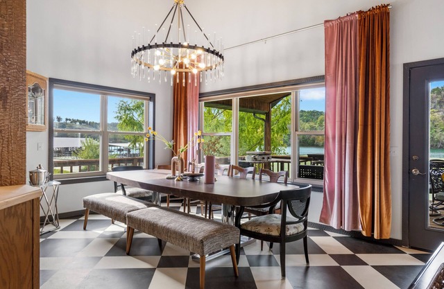 Groovy 5bd/2.5b on Lake Taneycomo near Branson sleeps 15