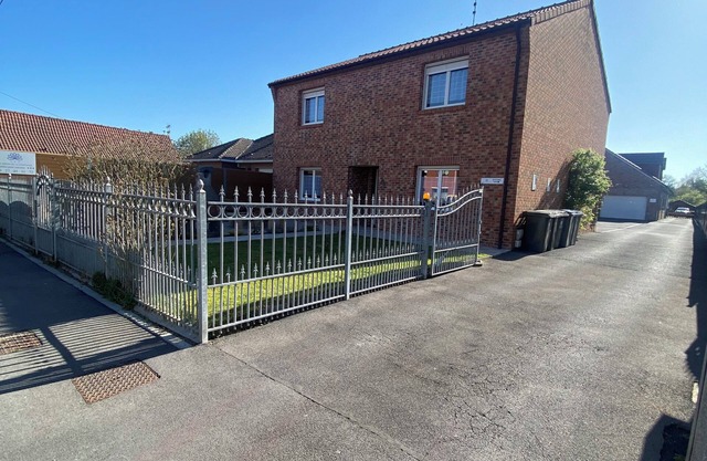 Ground-floor studio 2.5kms from town center, shops and casino.