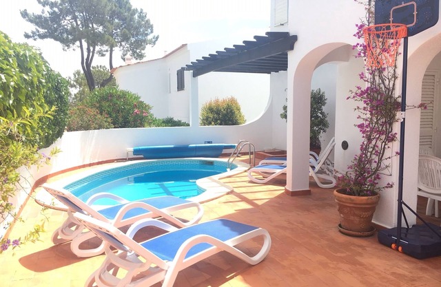 Ground floor apartment with heatable plunge pool.