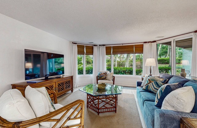 Ground floor condo with private patio, full kitchen, beach access and pool