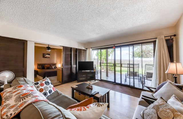 Ground-Floor Condo w/Ocean View, Lanai, Shared Pool/Hot Tub - Walk to Beach