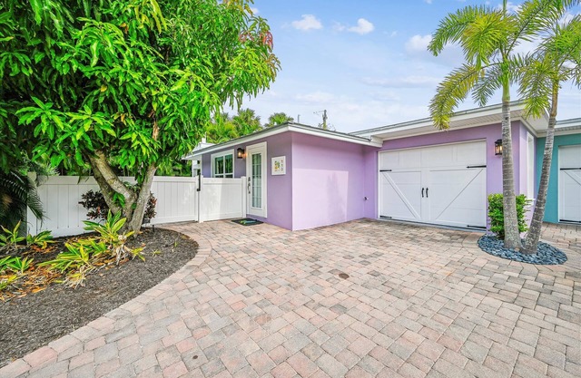 Ground Floor home for 5, short walk to beach and private heated pool! Lovely open living area