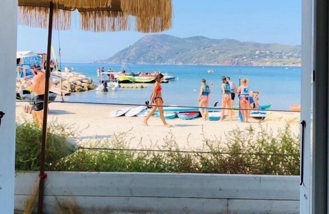 Ground floor of villa placed on the sand 10 m from the sea, on the Côte d'Azur