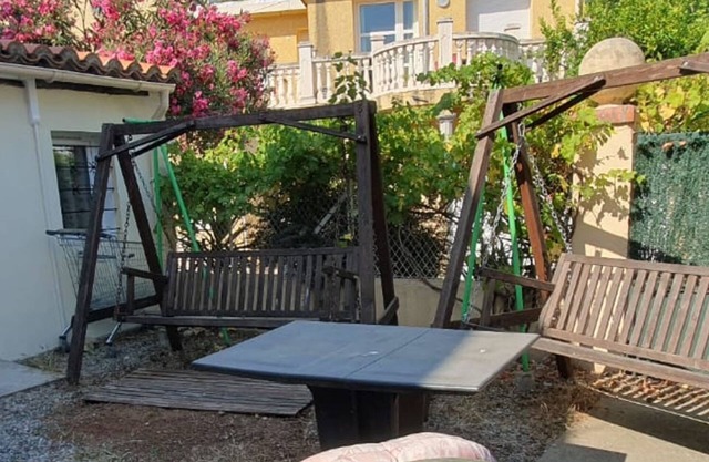 Ground floor Studio with garden 2 sleeps 90 metres from beach