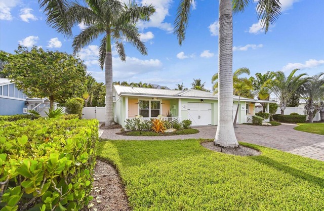 Ground Floor Two Bedroom Island Styled Home on Beautiful Anna Maria. Close to Beaches!