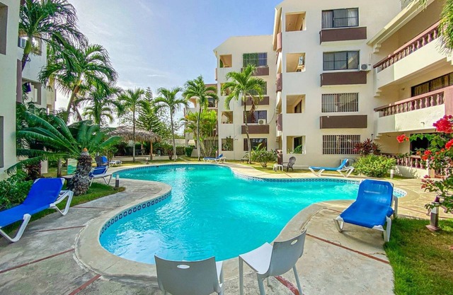 Groundfloor 1BD guest-friendly condo with pool/parking/TV/Internet