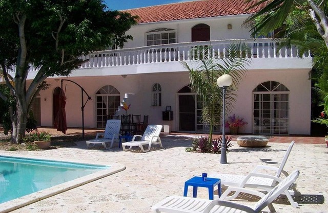 Guest-friendly Sosua studio, pool/Wi-Fi/cable TV, near shops/bars