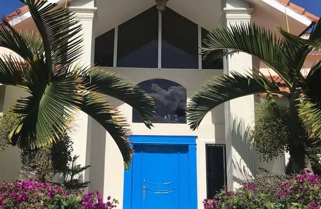 Guest-friendly villa in central Sosua, pool/cable TV/Internet, 5 bedrooms