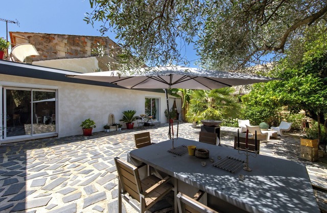 Guest House 'Le Patio Du Port' with Private Terrace, Wi-Fi and Air Conditioning