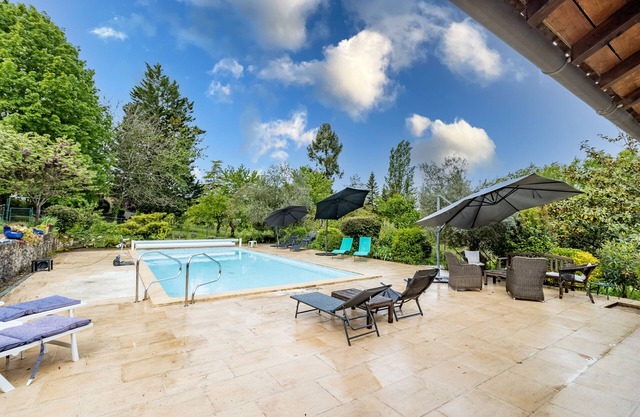 Guest House 'Chambre D'hôtes Coquelicot' with Shared Pool, Shared Terrace and Wi-Fi