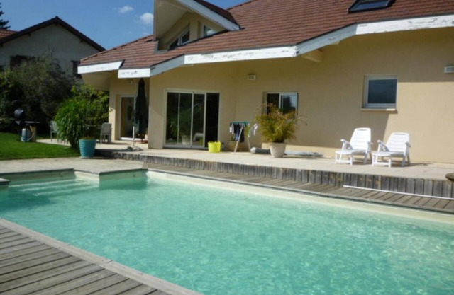 Guest Room 'Chez Brigitte et Sylvain' with Mountain View, Wi-Fi and Air Conditioning