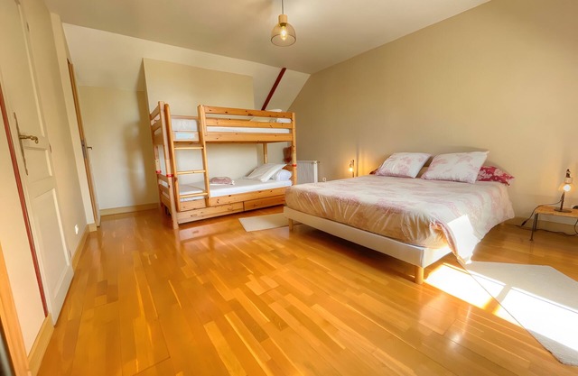 Guest Room 'Chambre Rouge-Gorge' with Shared Pool, Terrace, and Wi-Fi