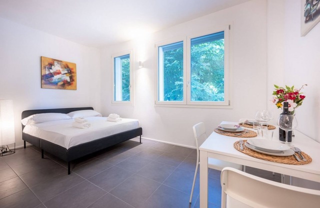 GuestHost - Bright Studio Apartment near Hospital