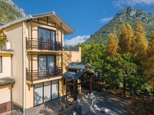 Guilin Camphor Country House Free pick-up service at train station for two nights