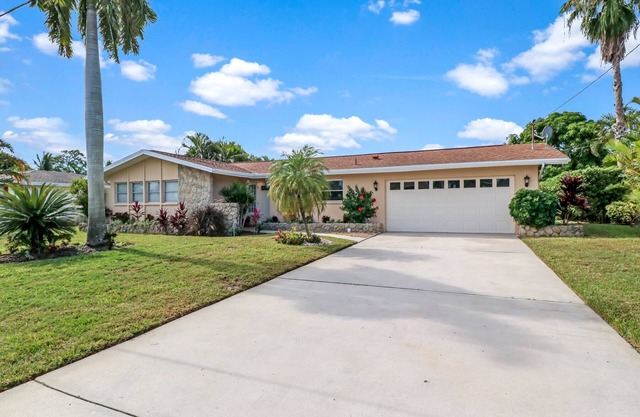Gulf Access Paradise: Sunshine, Pool & Perfect Location