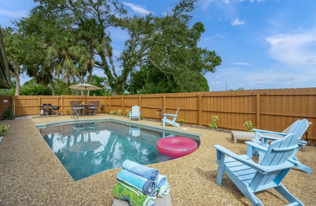 Gulf Gate Poolside Retreat | Heated Pool | Space for the entire Family + Dog | Short drive to Siesta