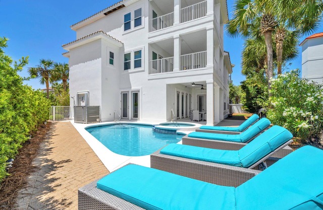 Gulf-View 6 Bdrm, Pool, Hot-Tub, Gated Beach, with Tower Suite!