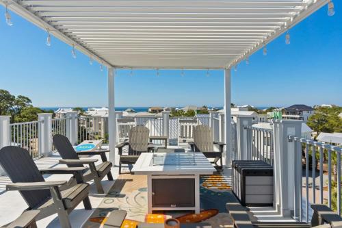Gulf-View Retreat w Rooftop Deck, Private Pool Villa Anesi by AvantStay