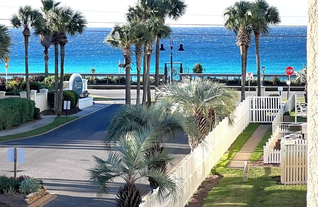 GULF VIEWS, SLEEPS 8, BEACH SERVICE INC!
