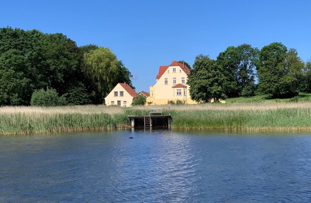 Gutshaus Grubnow Ferienwohnung 4 mit Hund am Wasser Sauna und WLAN incl.