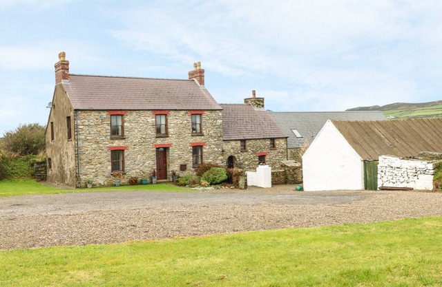 GWRYD BACH FARMHOUSE, pet friendly, with open fire in St Davids