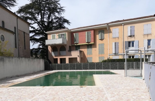 House with pool in the city center, monthly rental possible