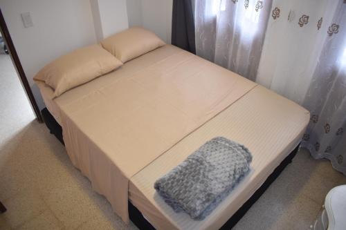 Habitación con cama doble y balcon privado cerca del parque principal