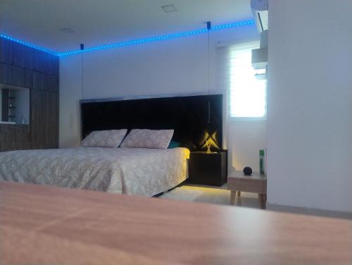 Habitación King con baño privado, AC, cerca a centro de eventos, aeropuerto,zona bancaria y comercial