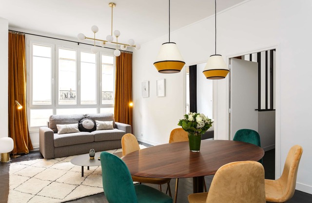 Habitat Parisien- 2 BR/2BA - AC- Champs Elysees II
