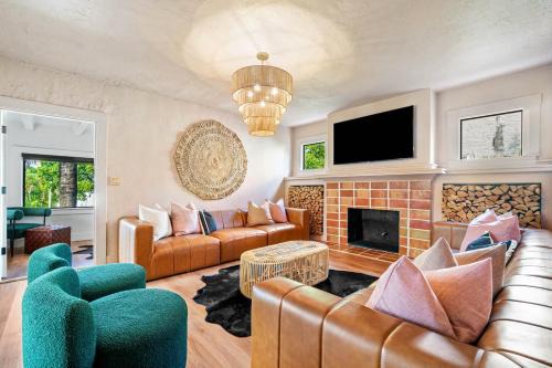 Hacienda Flamingo Unit 2 - Expansive 3BR Retreat with Style & Comfort
