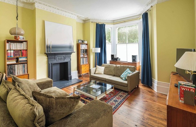 Hackney Haven: 4BD Stylish Family Gem