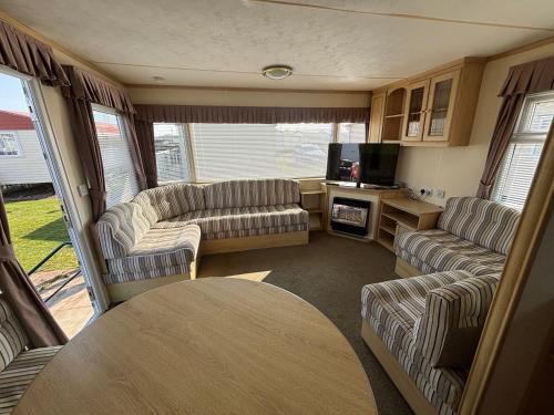 Hadrians Field 120 - Coastfields - WiFi, pet friendly, bed linen - Meadow Lakes Caravan & Lodge Hire