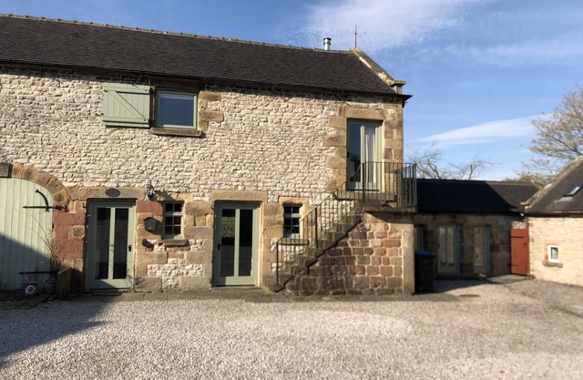 HALL END BARN, pet friendly, with open fire in Earl Sterndale