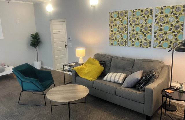 Hamilton Hamlet - A charming 1-bedroom fully furnished ADU with WiFi