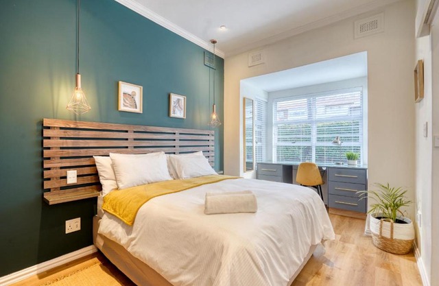 Hampton Collection - Charming 1 or 2 Bedroom Apartment with Pool