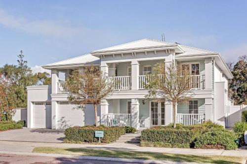 Hamptons By The Green - Grand Golfside Retreat