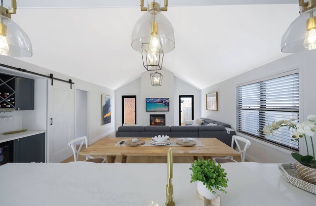 Hamptons on Landy - Luxury Townhouse