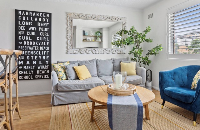 Hamptons Style Home Walk 5 mins to Freshwater Beach & 3 mins walk to Village