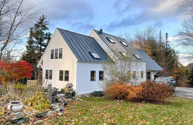 Hand Crafted Post and Beam Home with Mountain Views Minutes from Sugarbush