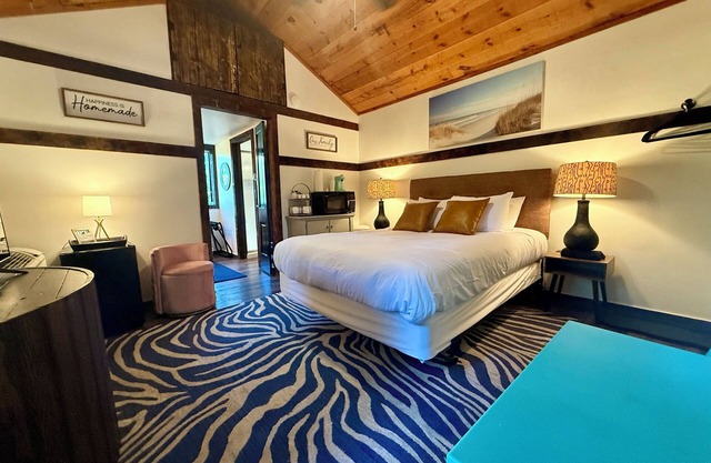 Happy Hideaway in our charming cabin in historic Eureka Springs with jacuzzi tub