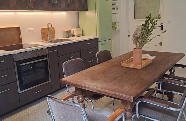 "Happy hour" Renovated fisherman's cottage in historic district.