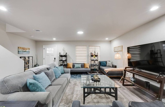 Happy Large Home with 2 living area near Stockyards, AT&T